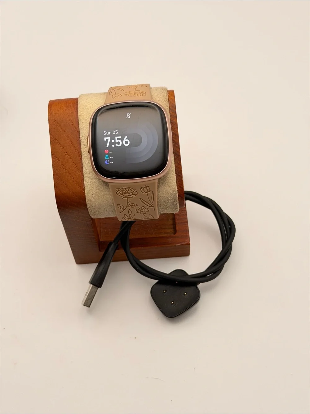Fitbit Versa 4, Tested, Very Good, Rose Gold, Charger Included, Smartwatch
